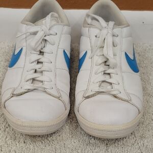 NIKE size 10.5 White Sneakers with Blue Accents